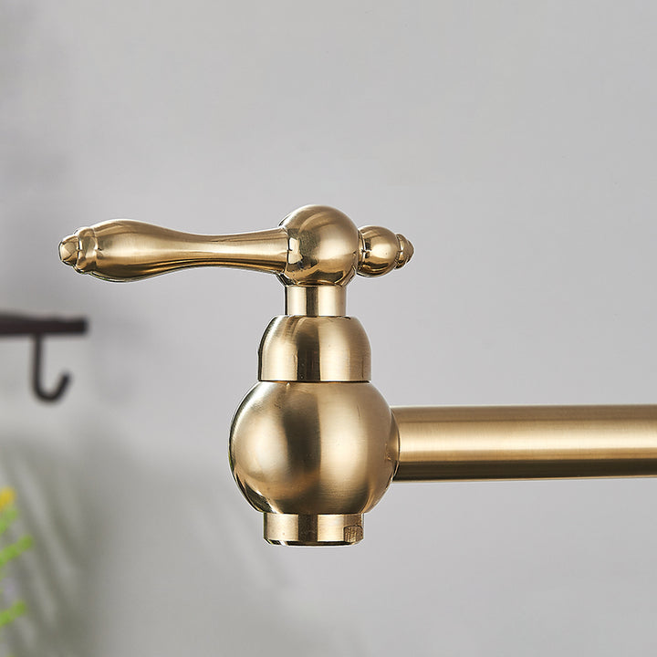 Un robinet mural en laiton doré brossé pour cuisine évier rabattable rétro. Contrôle précis du débit et de la température avec deux poignées de mitigeur. Rotation à 360°.