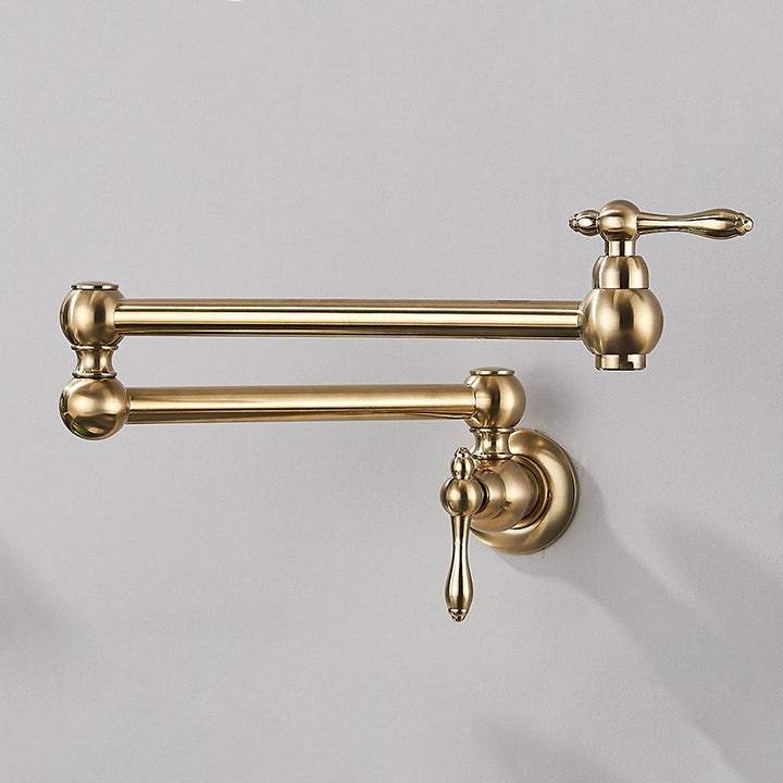 Un robinet mural en laiton doré brossé pour cuisine évier rabattable rétro. Contrôle précis du débit et de la température de l'eau grâce à ses deux poignées de mitigeur. Rotation complète à 360°.