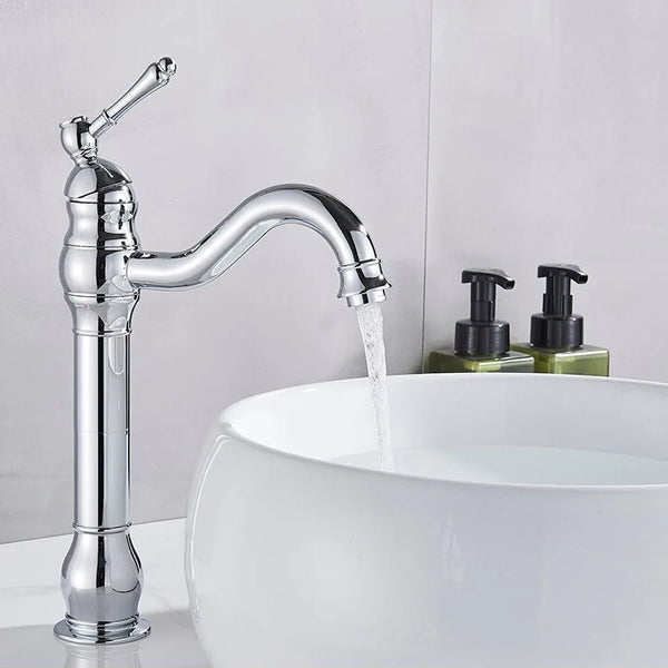 Un robinet salle de bain lavabo vintage mitigeur rétro en laiton argenté, avec eau qui coule.