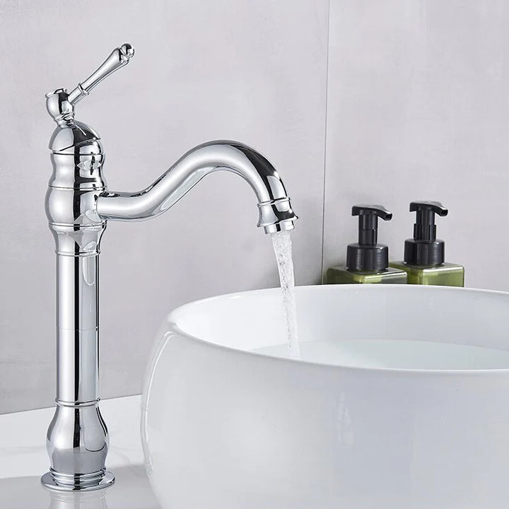 Un robinet salle de bain lavabo vintage mitigeur rétro en laiton argenté, avec eau qui coule.