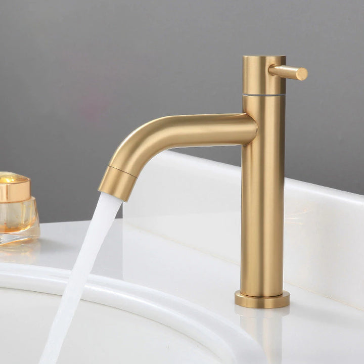 Un robinet lavabo minimaliste en acier inoxydable doré brossé avec de l'eau qui coule. Parfait pour une salle de bain moderne. Disponible en deux tailles.