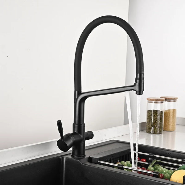 Un robinet de cuisine évier flexible avec purificateur d'eau en laiton noir - fonctionnalités avancées et design minimaliste.