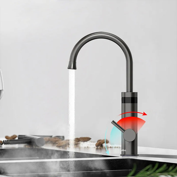 Robinet évier cuisine mitigeur affichage numérique thermostatique - Argenté: un robinet en acier inoxydable avec de l'eau qui en sort. Poignée noire et bec fin évasé.