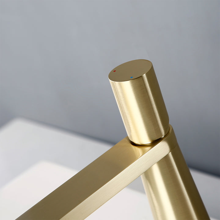 Un robinet lavabo doré minimaliste à design géométrique en laiton pour votre salle de bain. Contrôle facile du débit et de la température de l'eau avec poignée arrondie. Idéal pour lavabos et lave-mains.