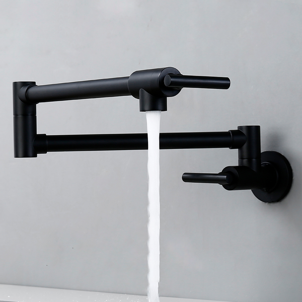 Un robinet de cuisine rabattable en noir mat avec de l'eau qui en sort. Solution fonctionnelle et esthétique pour les espaces restreints. Compact et facile à utiliser.