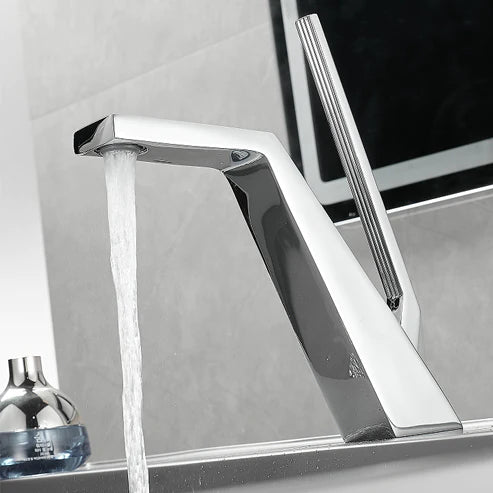 Un robinet de salle de bain lavabo mitigeur design contemporain - Argenté, avec de l'eau qui s'écoule. Une pièce d'art pour votre espace de salle de bain.