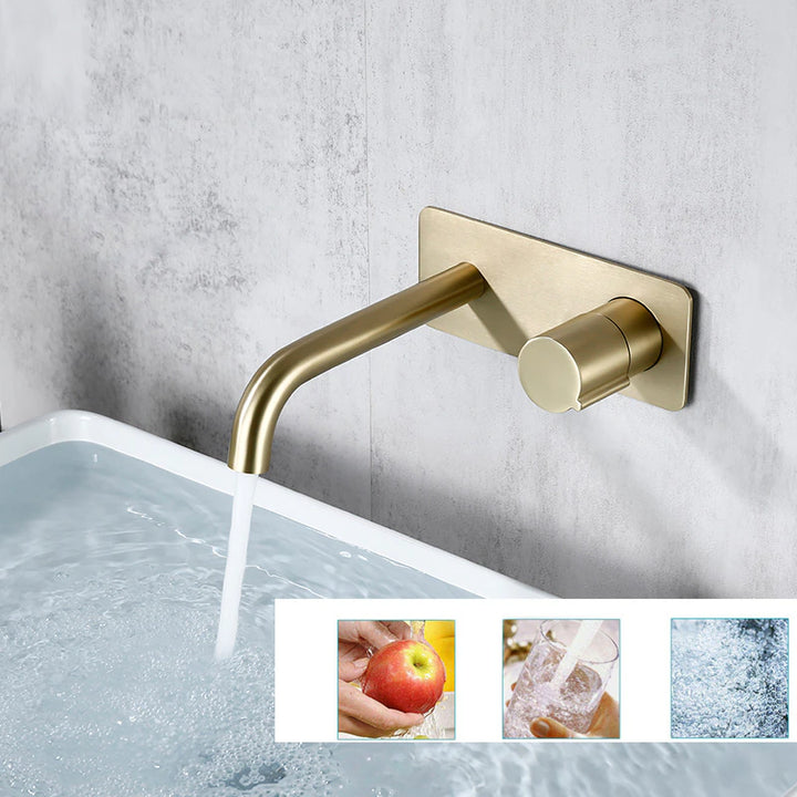 Un robinet mural salle de bain en laiton doré avec de l'eau qui s'écoule. Parfait pour une salle de bain élégante et luxueuse.