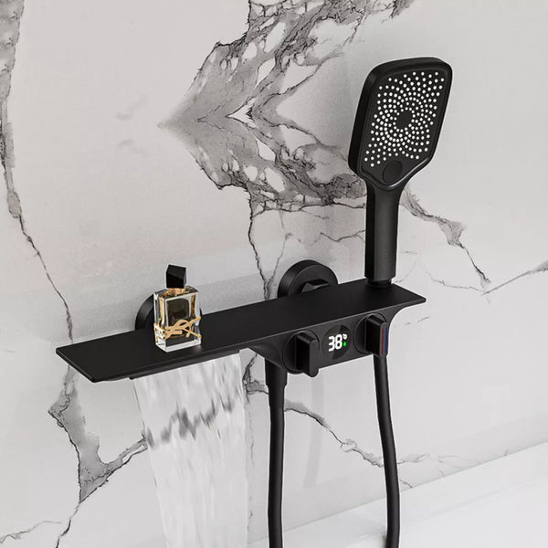 Un robinet de baignoire avec cascade et douchette, affichage numérique - Noir - Laiton. Esthétique et fonctionnel, ce robinet ajoute du charme à votre salle de bain moderne.