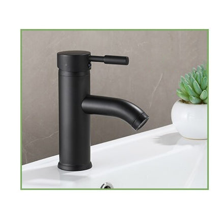 Un robinet lavabo salle de bain minimaliste mitigeur noir mat sur un évier blanc. Design moderne en acier inoxydable pour une durabilité et une résistance optimales. Poignée ergonomique pour une manipulation confortable. Disponible en deux hauteurs pour s'adapter à votre vasque.