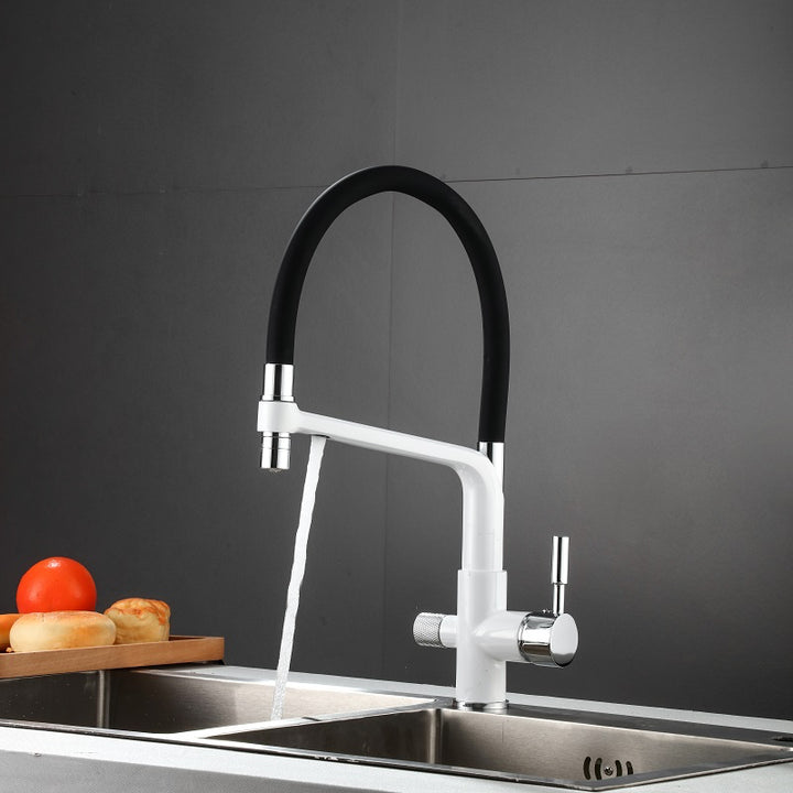 Un robinet de cuisine flexible à double sortie avec purificateur d'eau en laiton blanc. Design minimaliste et fonctionnalités avancées. Contraste harmonieux entre le flexible noir et le corps blanc laqué. Arc de cercle adaptable. Robinet purificateur d'eau rotatif à 360°. Molette dédiée pour diriger l'écoulement. Poignée de mitigeur pour ajuster débit et température. Matériau : laiton. Dimensions : 450 x 280 mm. Poids : 2,6 kg. Idéal pour la cuisine (évier).