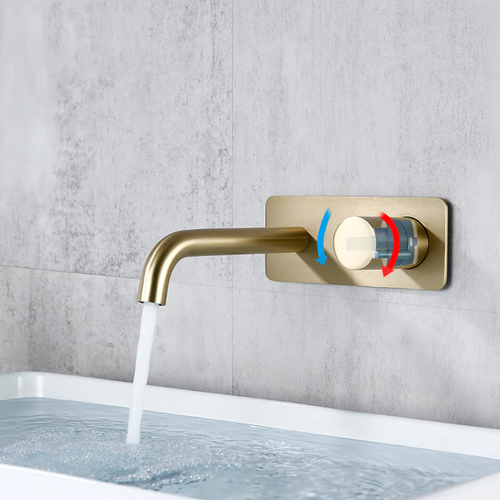 Un robinet mural salle de bain en laiton doré avec de l'eau qui s'écoule. Un joyau luxueux et sophistiqué pour votre espace bain.
