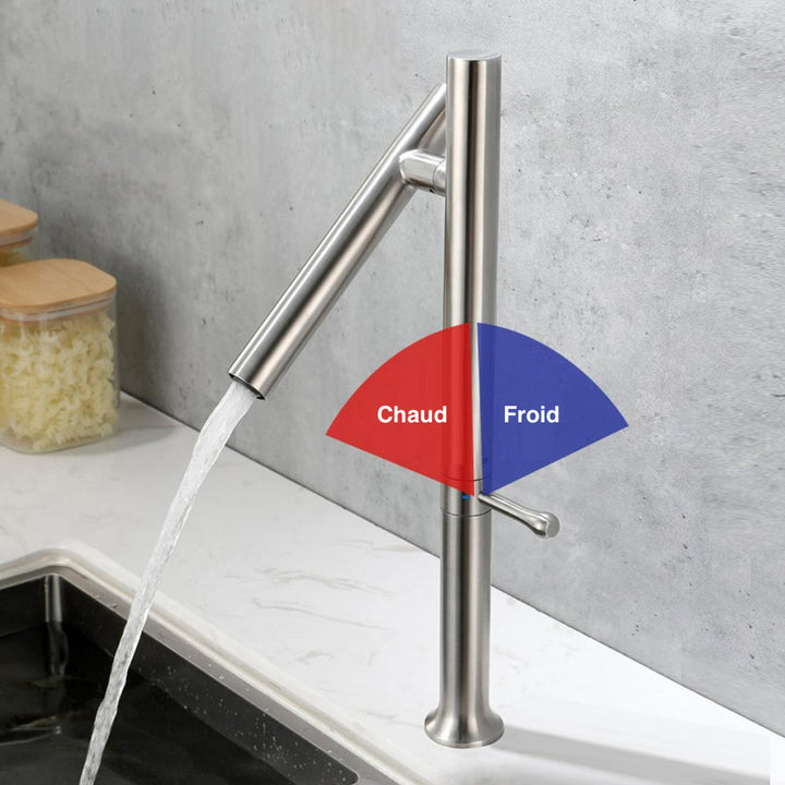 Un robinet de cuisine évier design fin style bambou avec eau qui coule. Contrôle manuel de la température. Acier inoxydable 304.