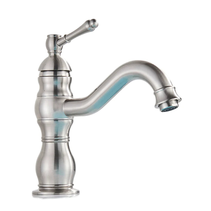 Un robinet au design rétro est exposé sur un fond blanc. Il est argenté brossé. C'est un mitigeur pour lavabo de salle de bain.