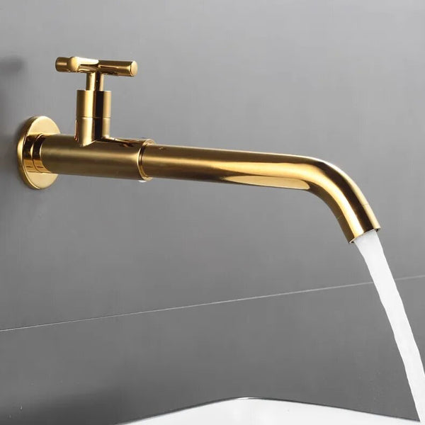 Un robinet mural doré avec de l'eau qui en sort, pour évier de cuisine. Poignée en croix pour un contrôle précis du débit d'eau froide. Ergonomique avec un bec pivotant à 360°. Robuste et durable. Atelier Du Robinet.