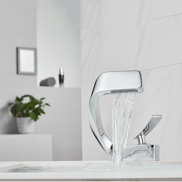 Robinet design incurvé cascade - eau qui s'écoule en cascade d'un robinet en laiton argenté chromé ou brossé pour votre salle de bain.