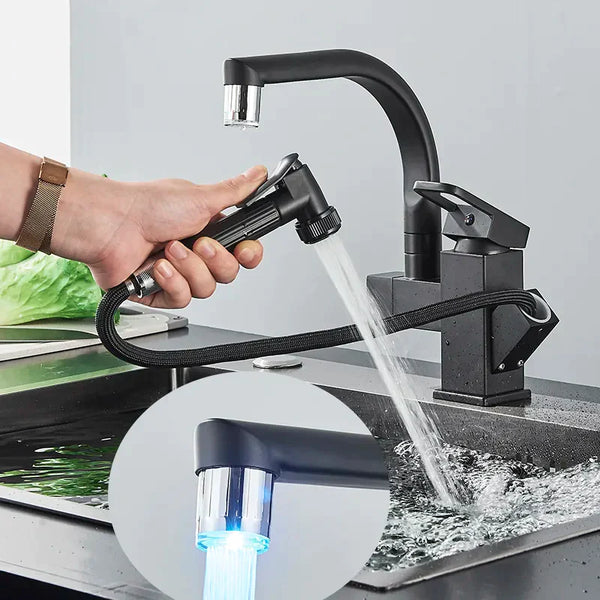 Un robinet d'évier de cuisine en laiton noir mat avec mitigeur, bec pivotant à 360° et LED illuminant l'eau qui s'en écoule. Douchette pistolet flexible pour plus de flexibilité dans vos tâches.
