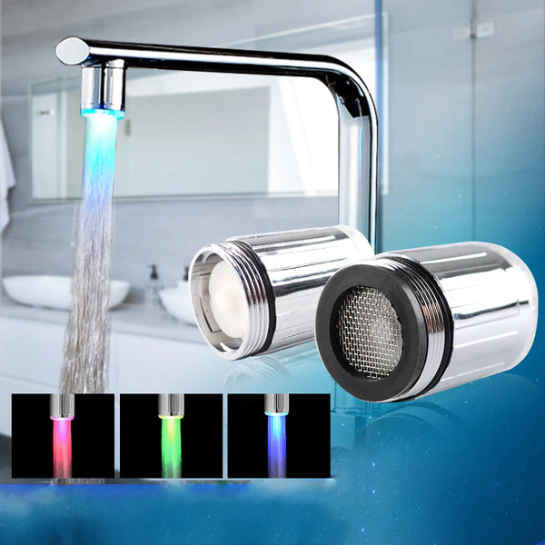 Un robinet avec une lumière colorée sortant de lui, changeant selon la température de l'eau. Tête de robinet mousseur à LED, compatible avec divers types de robinets. Matériau en ABS argenté, fonctionnel et élégant.