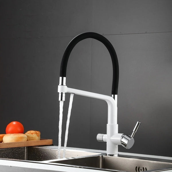 Un robinet de cuisine évier flexible avec purificateur d'eau en laiton - Blanc laqué. Design minimaliste et fonctionnalités avancées.
