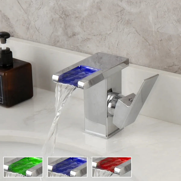 Un robinet de salle de bain design avec écoulement en cascade et LED changeant de couleur selon la température - Argenté.