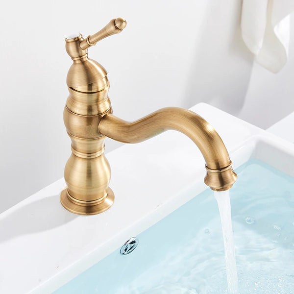 Un robinet salle de bain lavabo vintage en laiton doré avec de l'eau qui s'écoule. Design rétro inspiré des robinets d'antan. Tailles disponibles : 21,5 cm et 33,5 cm. Valve en céramique pour une durabilité accrue.