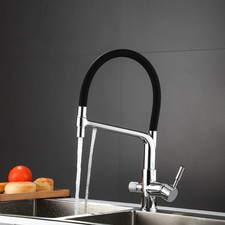 Un robinet de cuisine évier flexible avec purificateur d'eau en laiton - Argenté. Design minimaliste et fonctionnalités avancées.