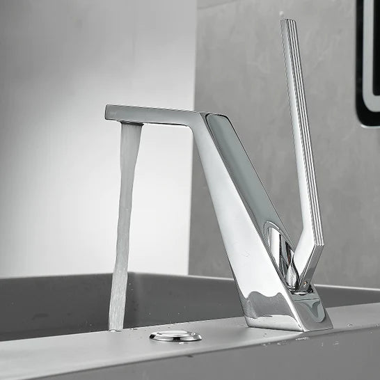 Un robinet de salle de bain lavabo mitigeur design contemporain - Argenté, rappelant la silhouette d'une grue avec une allure élancée et graphique. Fabriqué en acier inoxydable pour une robustesse et longévité garanties. Facile à installer et idéal pour ajouter une note contemporaine et artistique à votre espace de salle de bain.