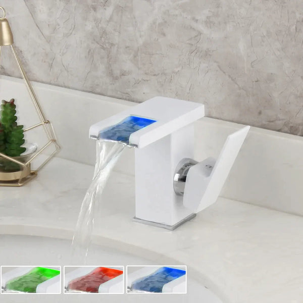 Un robinet de salle de bain design avec cascade LED et contrôle de température - Blanc