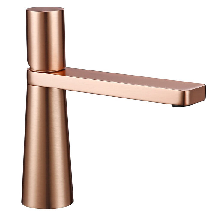 C'est un robinet pour lavabo de salle de bain. Il est doré brossé rose avec un design géométrique et arrondi. Il est en laiton.