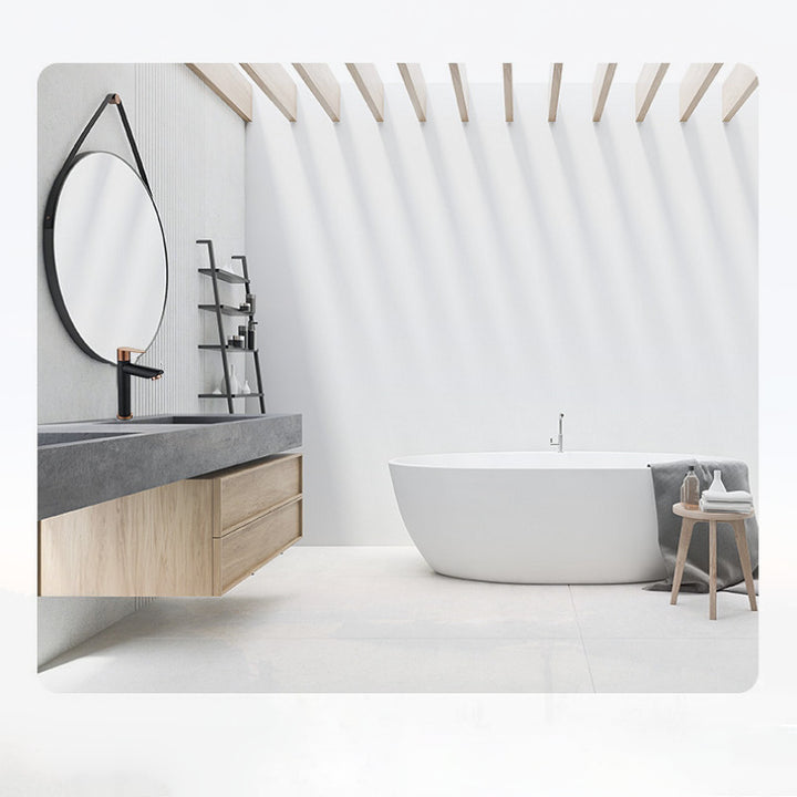 Un robinet lavabo bicolore pour salle de bain avec un design moderne et minimaliste. Courbes arrondies et finitions géométriques se marient harmonieusement. Noir mat et touches de doré brossé rose offrent un look audacieux et luxueux. Disponible en deux tailles.