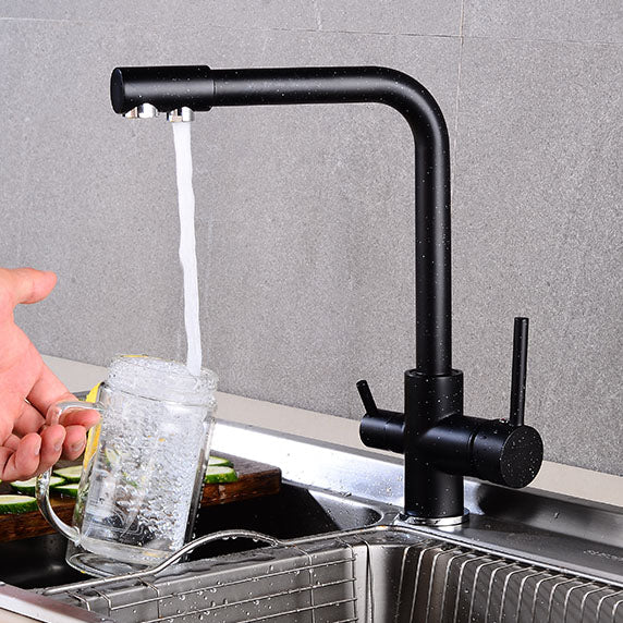 Un robinet cuisine évier purificateur d'eau 3 voies en laiton noir mat, apportant une touche d'élégance subtile à votre cuisine. Rotation de 360° pour une utilisation optimale. Double sortie pour une eau pure et une eau chaude/froide réglable. Durabilité et résistance au quotidien.