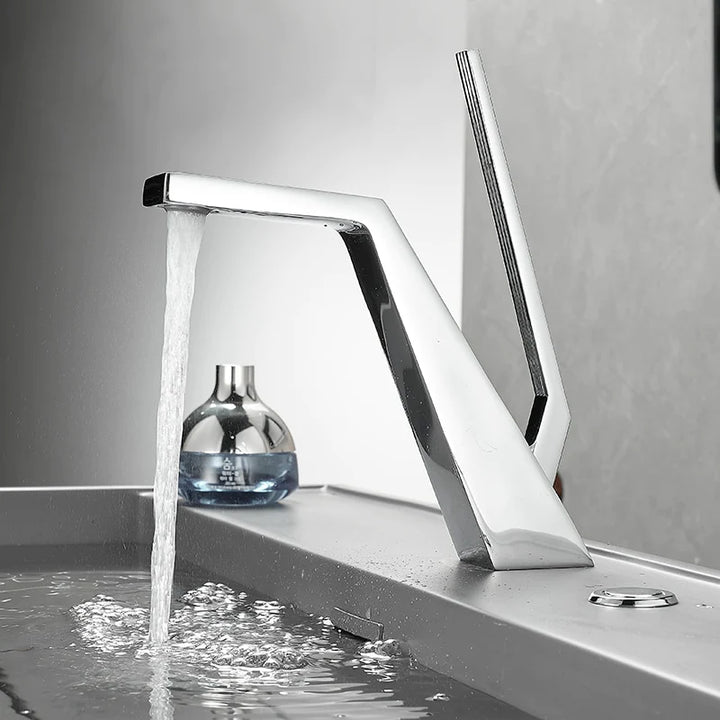 Un robinet de salle de bain lavabo mitigeur design contemporain - Argenté, avec eau qui coule. Un véritable pièce d'art pour votre espace de salle de bain.