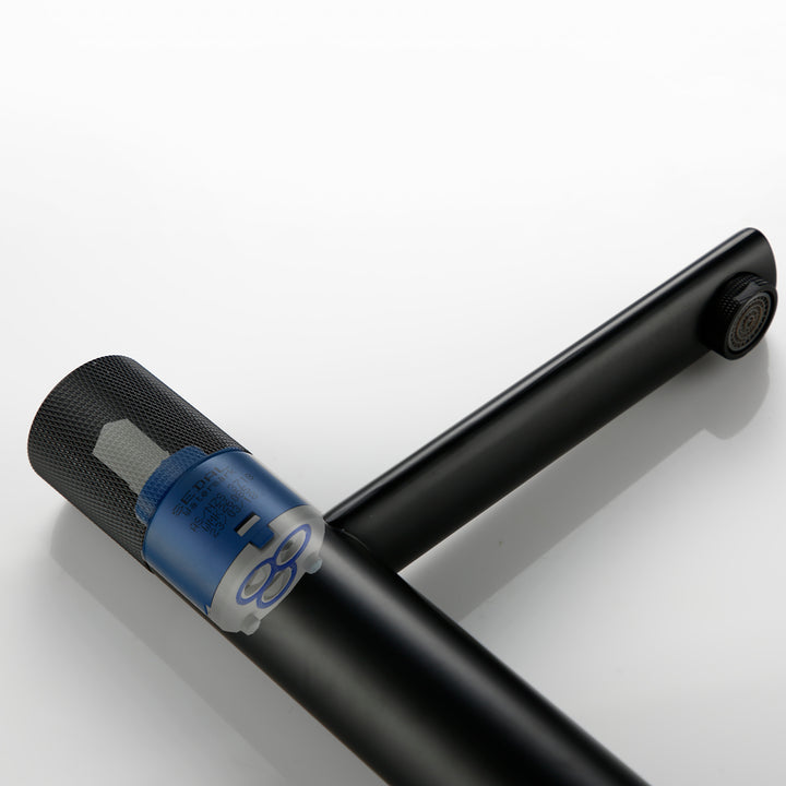 Un microphone noir avec un autocollant bleu et une étiquette bleue sur un fond blanc.