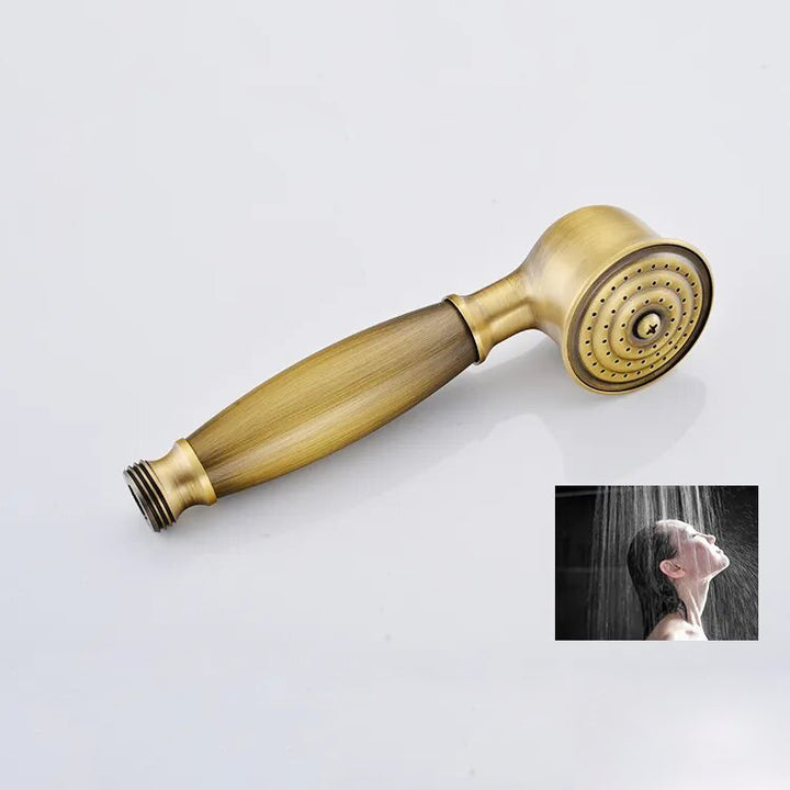 Un pommeau de douche en or avec le visage d'une femme, accompagné d'une poignée et d'un flexible en bambou. Créez une ambiance exotique dans votre salle de bain avec ce robinet mural en cuivre doré bronze brossé. Contrôlez facilement la température et le débit de l'eau grâce au mitigeur intégré. Un ajout harmonieux et fonctionnel à votre salle de bain.