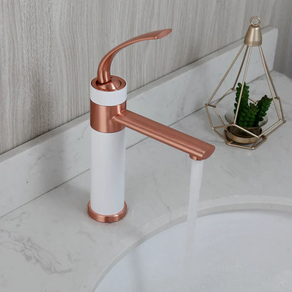 Dans une salle de bain moderne, un robinet blanc et doré rose est installé design avec une poignée arqué.