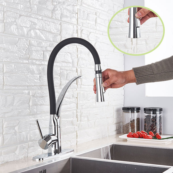Un robinet évier cuisine en laiton avec tuyau noir et douchette mitigeur. Design moderne et épuré, rotation à 360° pour une expérience de nettoyage optimisée.