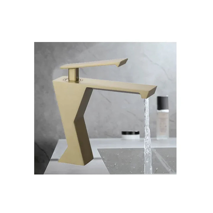 Un robinet lavabo salle de bain au design géométrique avec de l'eau qui coule. Fusion d'art et de fonction pour une élégance durable.