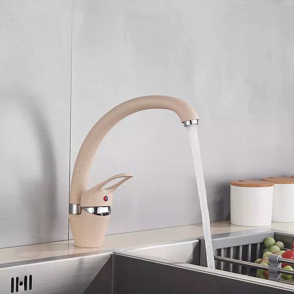 Un robinet d'évier de cuisine arrondi avec mitigeur tacheté - Beige en laiton. Design rétro et fonctionnalité moderne pour une cuisine charmante et pratique.