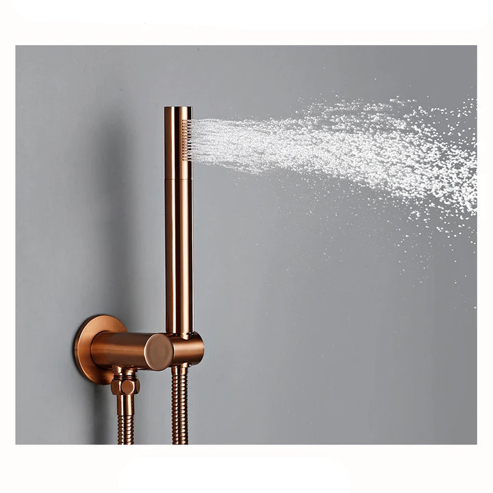 Un pommeau de douche avec de l'eau qui en sort, une tuyauterie en cuivre sur un mur, une pulvérisation d'eau sortant d'un tuyau, une tuyauterie en cuivre avec des tuyaux.