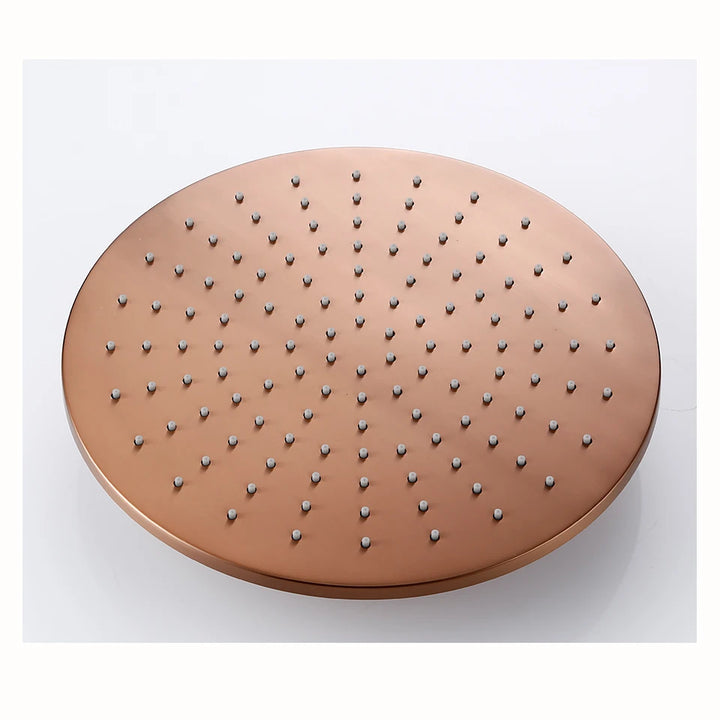 Un pommeau de douche rond en cuivre avec une plaque circulaire en cuivre ornée de petites billes argentées.