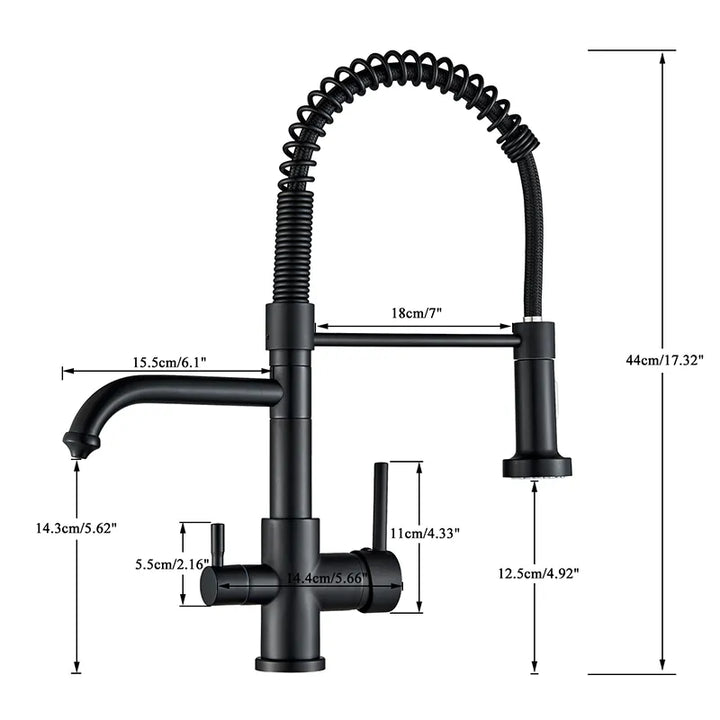 Robinet évier cuisine noir mat en laiton avec douchette et purificateur d'eau. Design industriel avec flexible orné d'un ressort. Deux modes d'écoulement pour faciliter le rinçage. Dimensions: 44 x 18 cm.