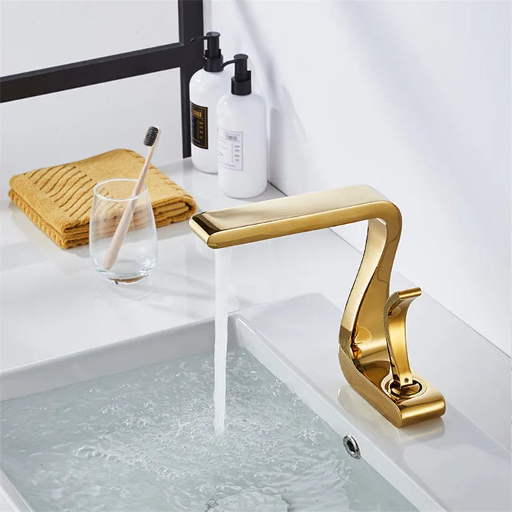 Un robinet lavabo salle de bain mitigeur design incurvé en laiton doré brillant. Parfait pour ajouter une touche de luxe à votre salle de bain.