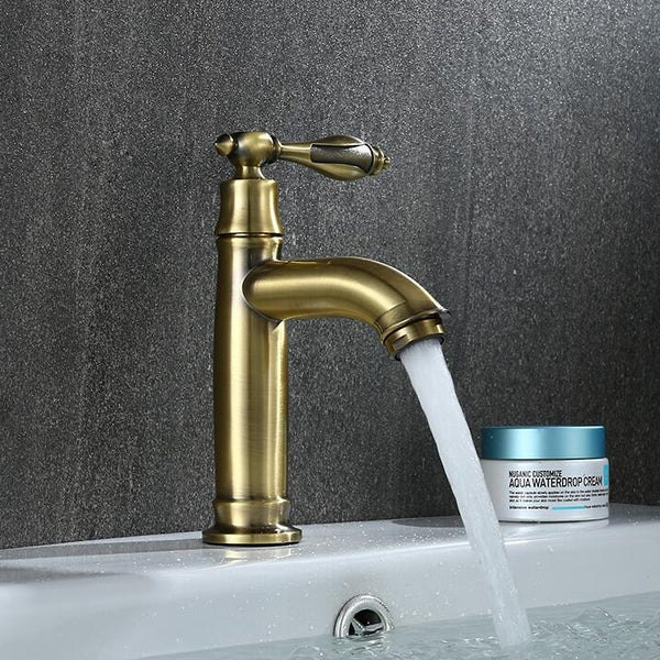 Un robinet doré brossé pour lave main de salle de bain avec poignée tournante. Fabriqué en laiton de haute qualité.