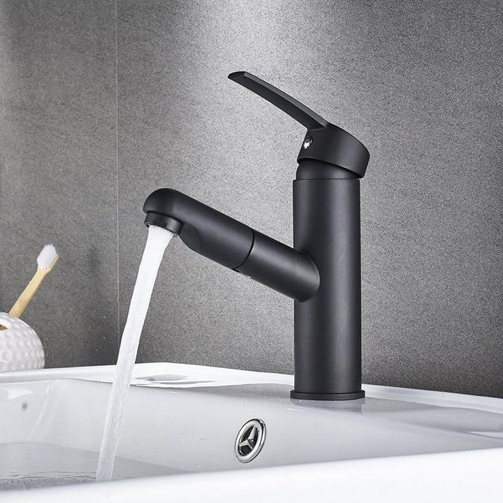 Un robinet lavabo salle de bain flexible noir mat avec eau qui coule.