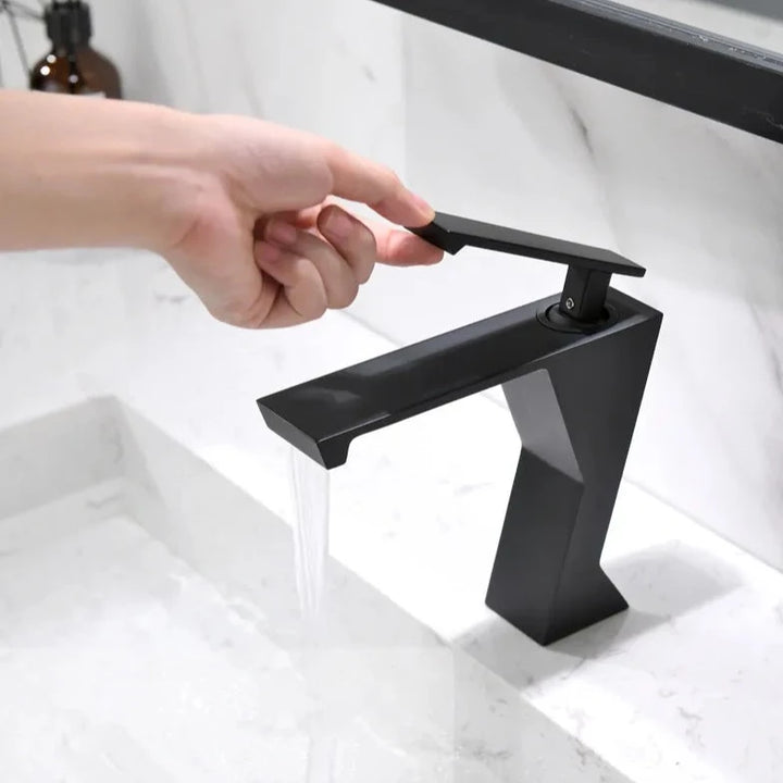 Un robinet de salle de bain en laiton noir avec un design géométrique et un mitigeur astucieusement positionné sur le dessus. Durabilité et élégance garanties.