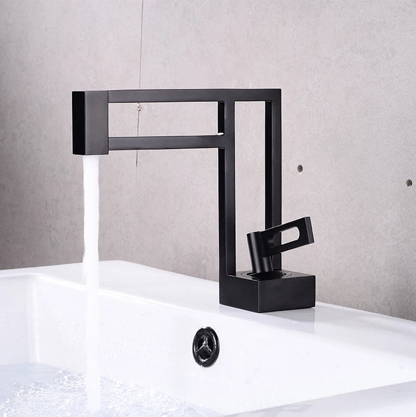 Un robinet noir moderne et géométrique pour lavabo est installée dans une salle de bain.