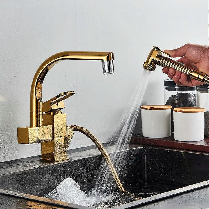 Un robinet doré pour évier de cuisine avec bec pivotant à 360°, LED illuminant l'eau qui s'en écoule, et douchette pistolet flexible.