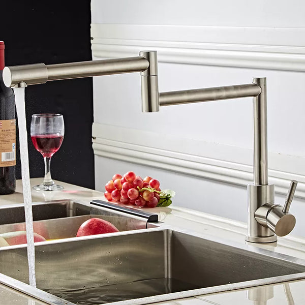 Un robinet de cuisine en acier inoxydable argenté brossé avec un bec pivotant. Flexibilité à 360° et poignée latérale pour réguler le débit et la température de l'eau. Parfait pour une cuisine moderne.