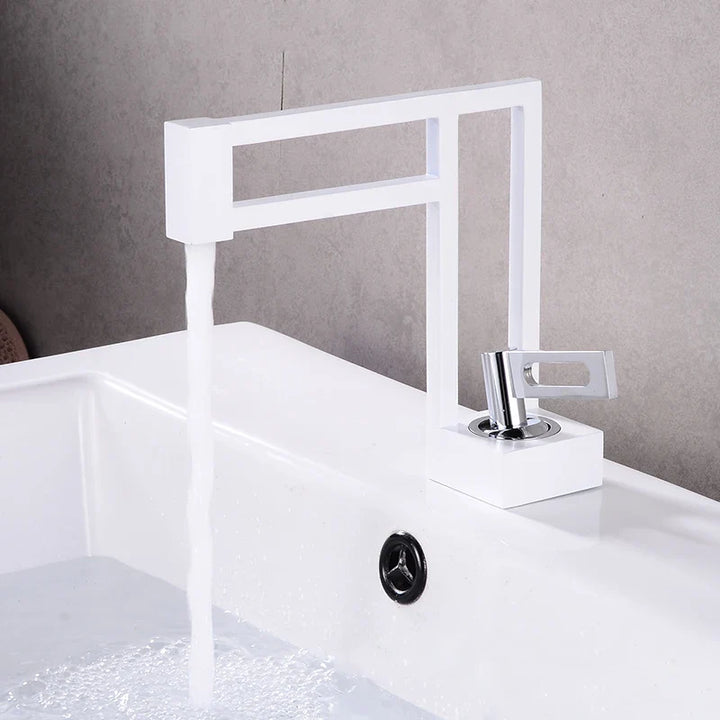 Un robinet blanc et chrome moderne et géométrique pour lavabo est installée dans une salle de bain.