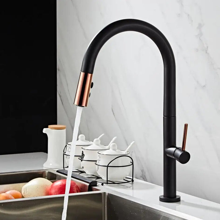 Un robinet évier cuisine avec douchette dorée rose et bec noir cylindrique. Design minimaliste, élégance contemporaine. Pivotant à 360°, deux modes d'écoulement d'eau. Matériau : laiton. Dimensions : 437 x 218 mm.