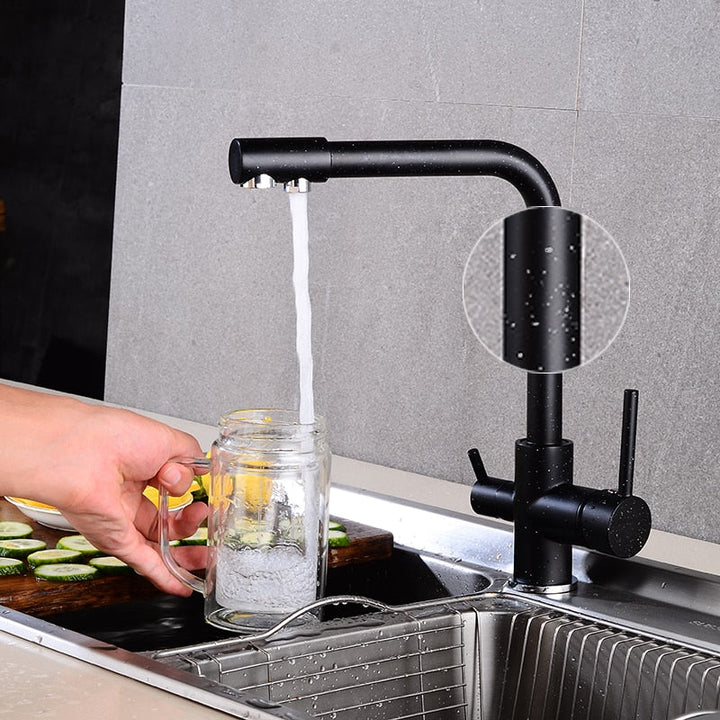 Un robinet de cuisine évier avec purificateur d'eau 3 voies en laiton noir. Rotation à 360°, double sortie pour eau pure et eau chaude/froide réglables. Durabilité et résistance garanties. Dimensions : 31 x 28 cm.